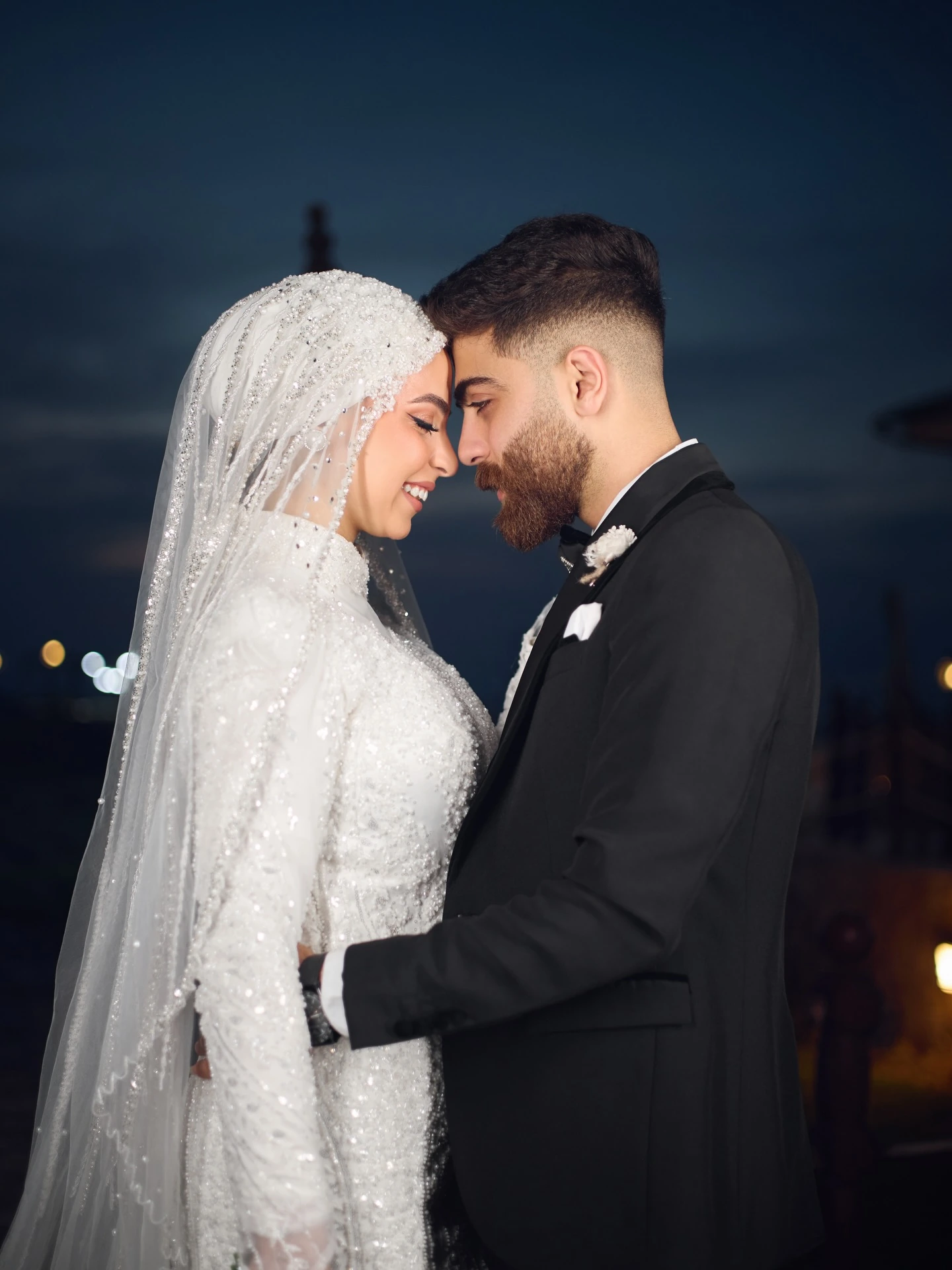حسن وأسماء جبين على جبين بالليل