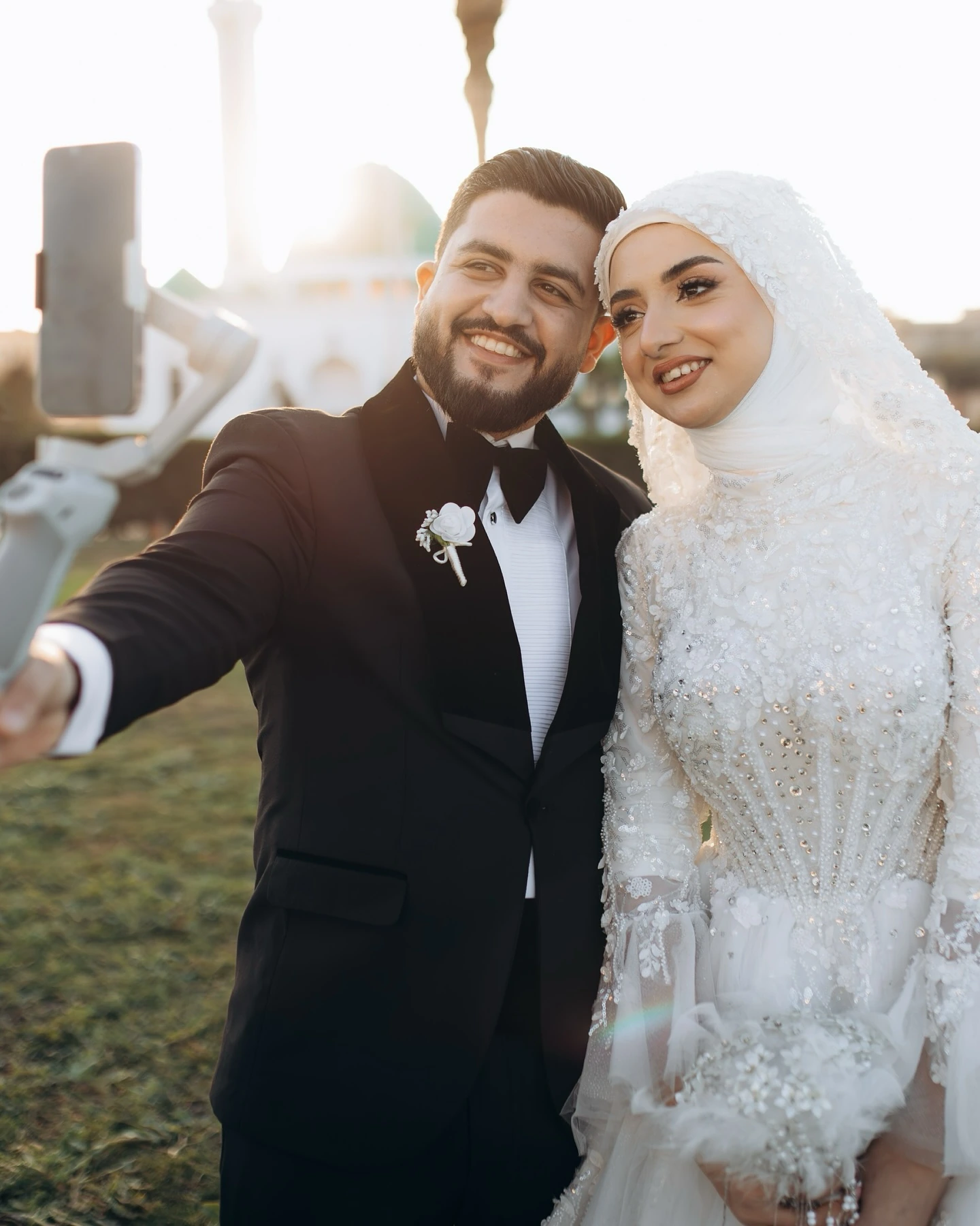 العريس والعروسة بياخدوا سيلفي